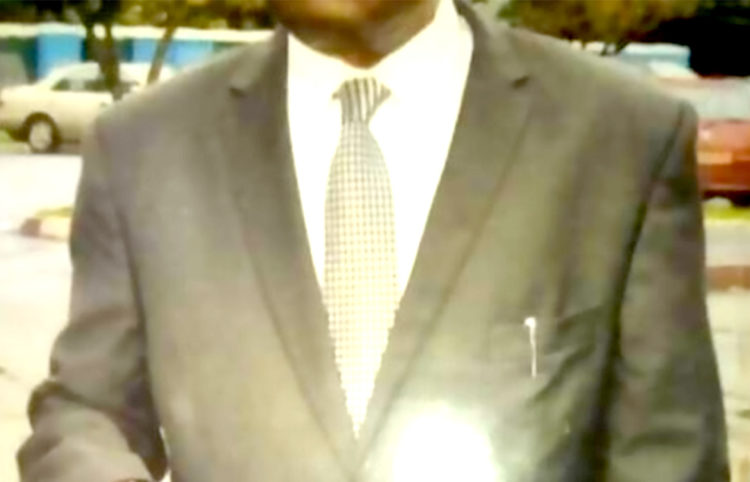 Une affaire de corruption précipite la retraite d’Emile Nsoga