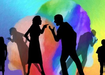 L’épouse accuse le mari et le beau-fils de vouloir la tuer