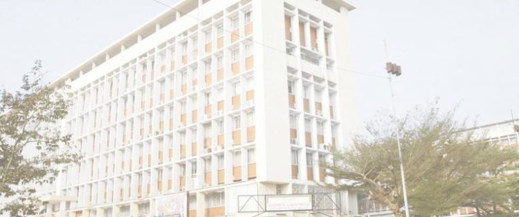 Un caissier au Minsanté emporte 303 millions de F.