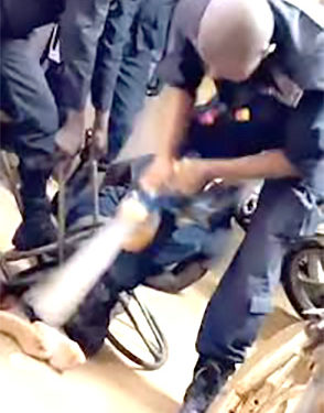 Les cinq policiers tortionnaires donnent leur version des faits