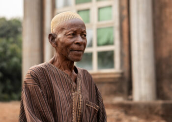 A 70 ans, sans acte de naissance, il peine à ouvrir la succession de son père